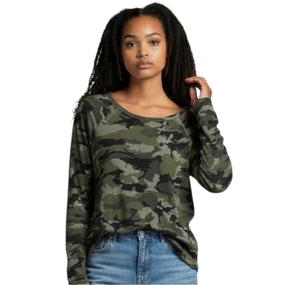 Evereve Tops - EVEREVE Camo Long Sleeve Thermal Top Sophie Snap Cuff Tee Size Small -- STAPLE